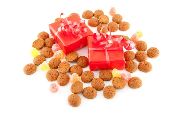 Dulces holandeses típicos: pepernoten y regalos — Foto de Stock