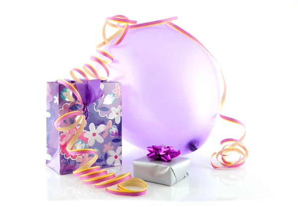 Сумка с подарком, воздушным шаром и стримером для вечеринок — стоковое фото