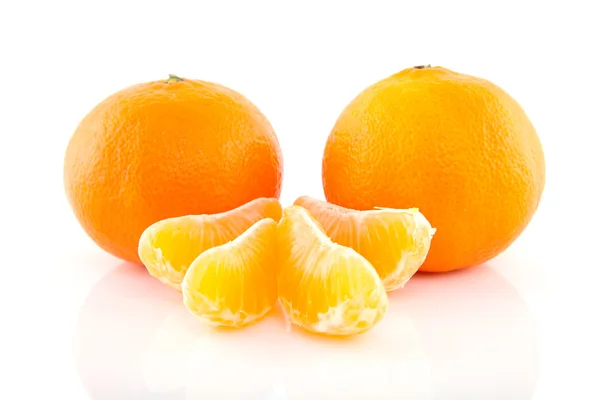 Duas tangerinas e fatias inteiras — Fotografia de Stock