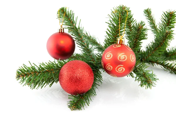 Υποκατάστημα της χριστουγεννιάτικο δέντρο με μπάλες — Φωτογραφία Αρχείου
