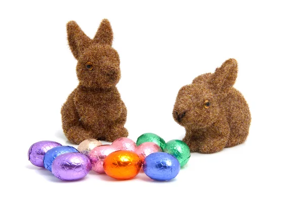 Coloridos Huevos Pascua Chocolate Conejos Marrones Sobre Fondo Blanco —  Fotos de Stock