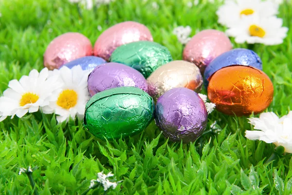 Huevos Coloridos Pascua Hierba Plástica Primer Plano — Foto de Stock
