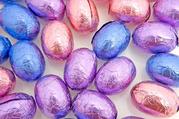 Içinde Closeup Beyaz Arka Plan Üzerinde Renkli Çikolata Paskalya Yumurtaları — Stok fotoğraf