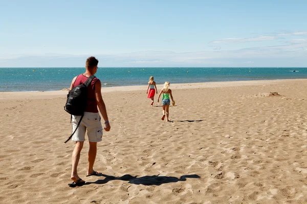 Familie Vader Twee Dochters Lopen Het Strand — Stockfoto
