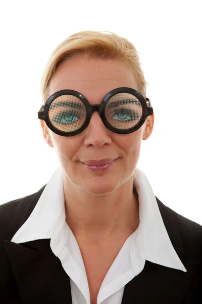 Porträtt Affärskvinna Med Roliga Glasögon Över Vit Bakgrund — Stockfoto