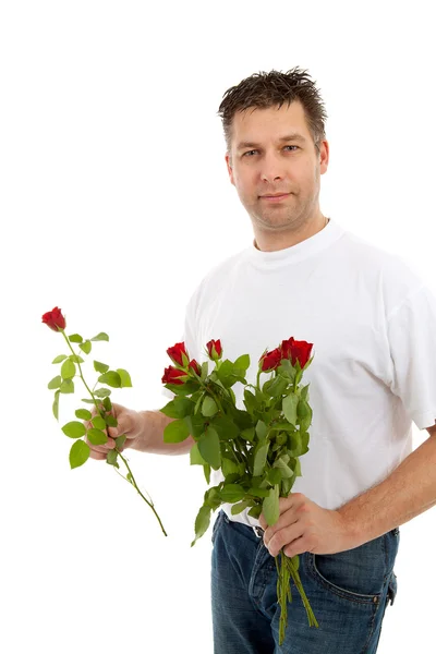 Bonito homem está dando buquê de rosas — Fotografia de Stock