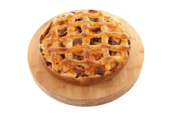 家乡的美味烤苹果派上孤立在白色背景上的木菜板 — 图库照片