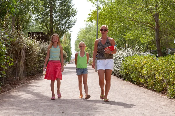 Mother and daughters walking down the street — Stock Photo, Image