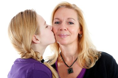 kızı anne yanağına bir öpücük verir