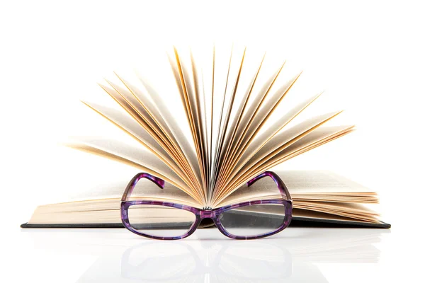 Livro Aberto Com Óculos Leitura Roxo Isolado Fundo Branco — Fotografia de Stock