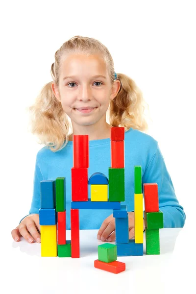 Joven chica rubia está jugando con bloques de madera de colores —  Fotos de Stock