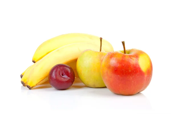 Свежие фрукты: бананы, яблоки и сливы — стоковое фото