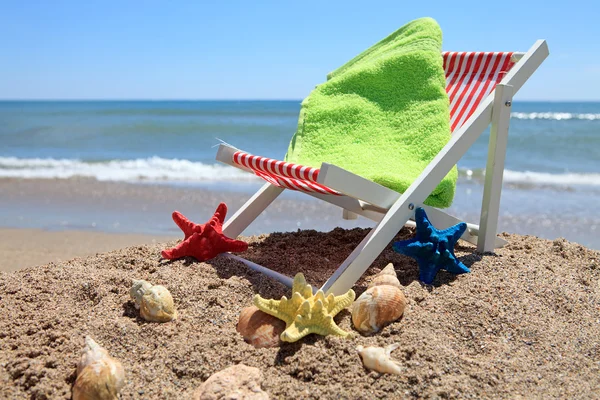 Krzesło Zielony Ręcznik Plażowy Pobliżu Oceanu Muszli Słoneczny Dzień — Zdjęcie stockowe