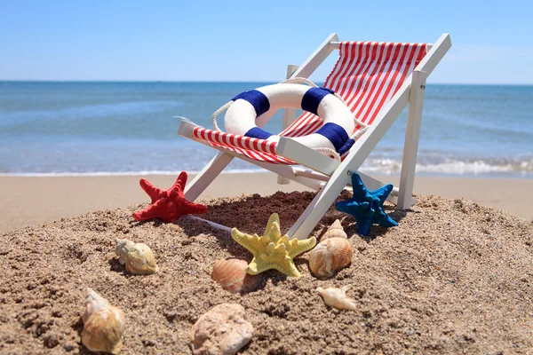 Chaise de plage près de l'océan avec coquillages — Photo