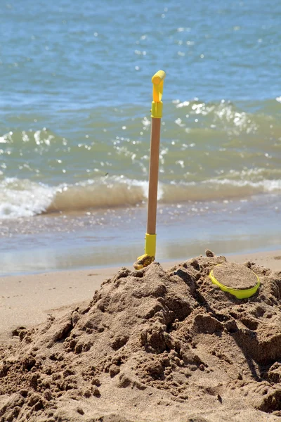 Φτυάρι σε έναν σωρό της άμμου — Φωτογραφία Αρχείου