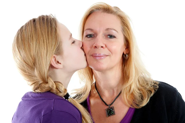 Córka daje matka buziaka w policzek — Zdjęcie stockowe