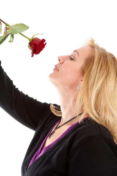 Жінка пахне червоною трояндою — стокове фото