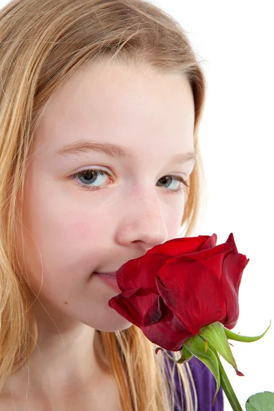 Jovem cheirando uma rosa vermelha — Fotografia de Stock