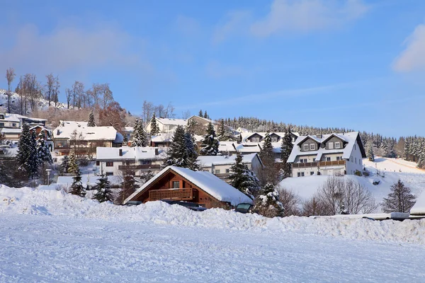 青い空を背景に雪の中でドイツの村 — ストック写真