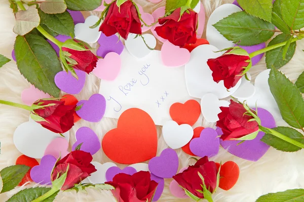 Nota romântica com corações e rosas — Fotografia de Stock