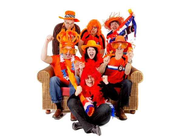 Grupo de fãs holandeses de futebol assistindo jogo — Fotografia de Stock