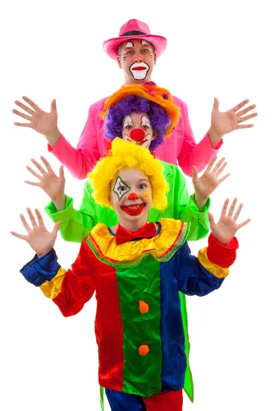 Трое наряженных в ярких смешных клоунов — стоковое фото