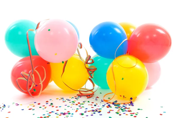 Разноцветные воздушные шары, праздничные ленточки и конфетти — стоковое фото