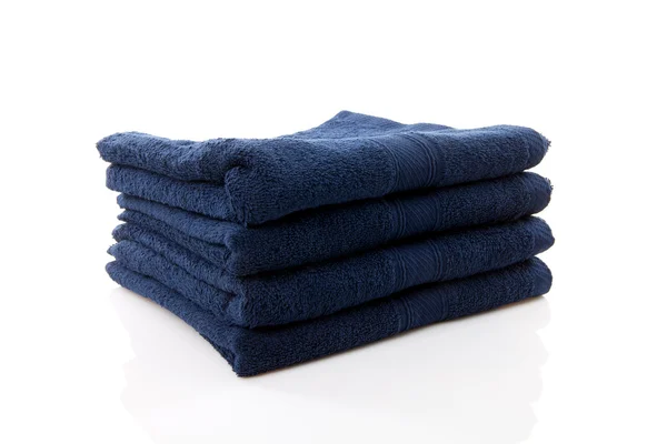 Pilha de toalhas azuis escuras — Fotografia de Stock