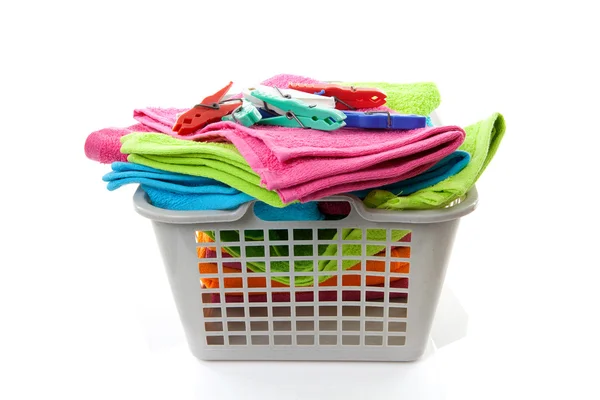 Cesta de lavandaria cheia de toalhas e cavilhas — Fotografia de Stock