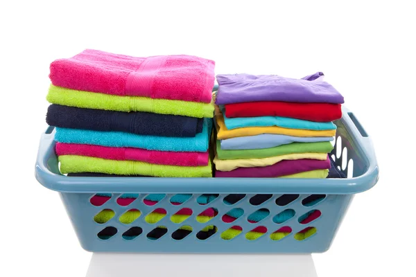 Cesta cheia de roupa dobrada colorida — Fotografia de Stock