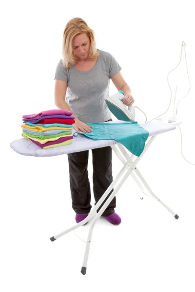 Νοικοκυρά κάνει το σιδέρωμα — Φωτογραφία Αρχείου