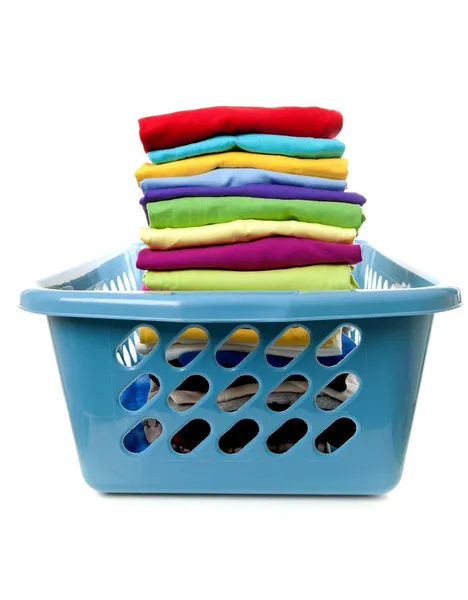 Cesta de lavandaria com roupas dobradas — Fotografia de Stock