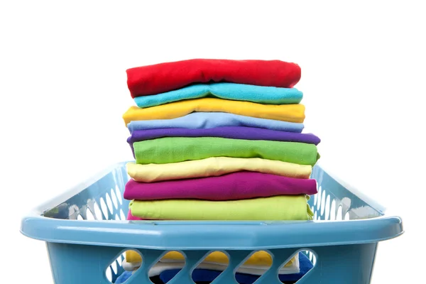 Cesto lavanderia con vestiti piegati — Foto Stock