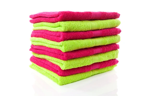 Mucchio di asciugamani verde lime e rosa — Foto Stock