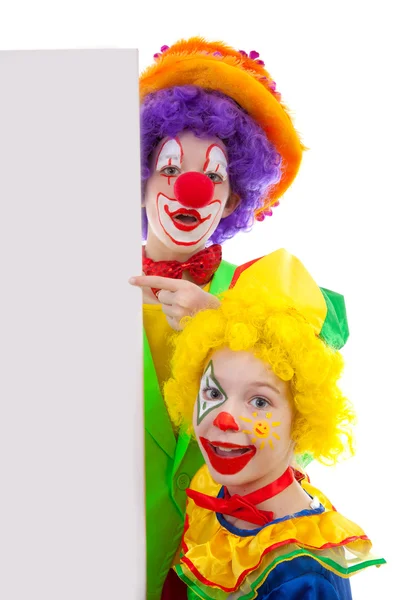 两个女孩小丑持有空文本董事会 — 图库照片