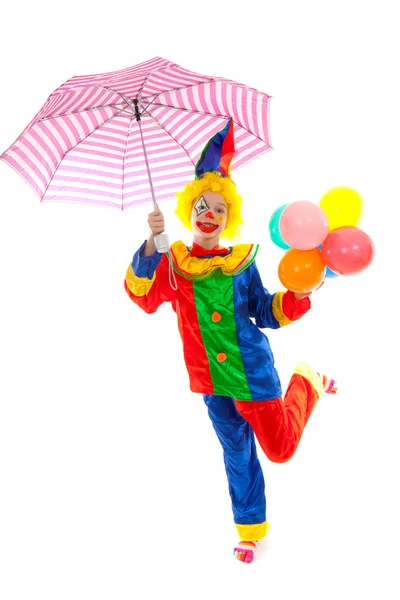 Criança vestida de palhaço engraçado colorido com balões e guarda-chuva — Fotografia de Stock