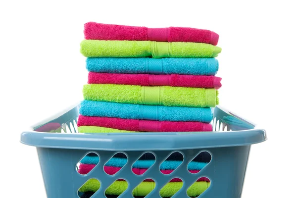 Tvättservice korg fylld med färgglada vikta handdukar — Stockfoto