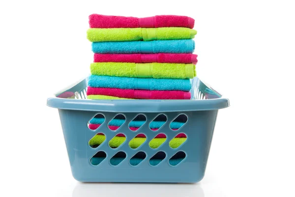 Tvättservice korg fylld med färgglada vikta handdukar — Stockfoto