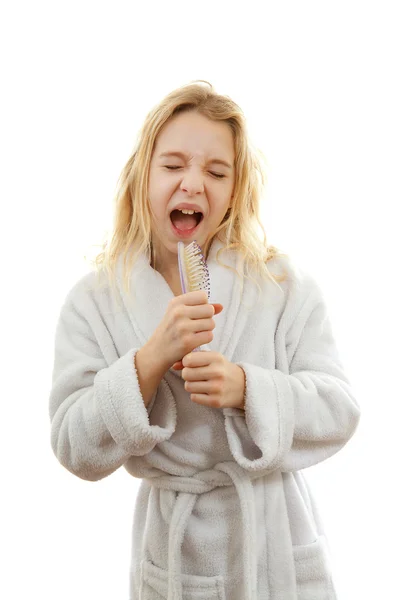 Ragazza in abito sta cantando con spazzola per capelli — Foto Stock