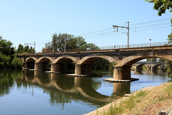 列车在法国的贝济耶附近的桥梁 — 图库照片