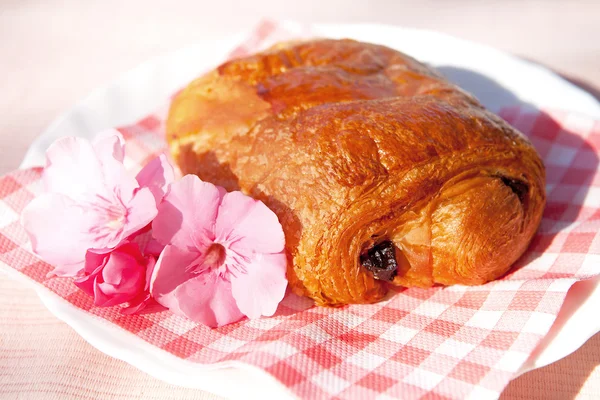 Französisches Croissant auf karierter Serviette — Stockfoto