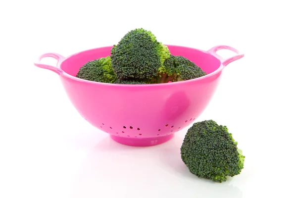 Colador rosa con brócoli vegetal —  Fotos de Stock
