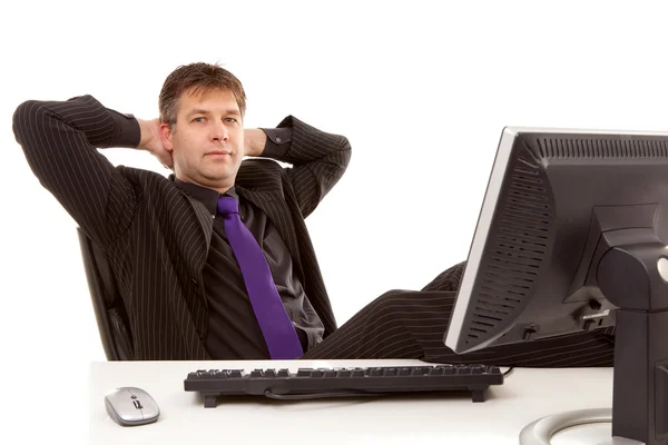 Affärsman som sitter bakom skrivbord — Stockfoto
