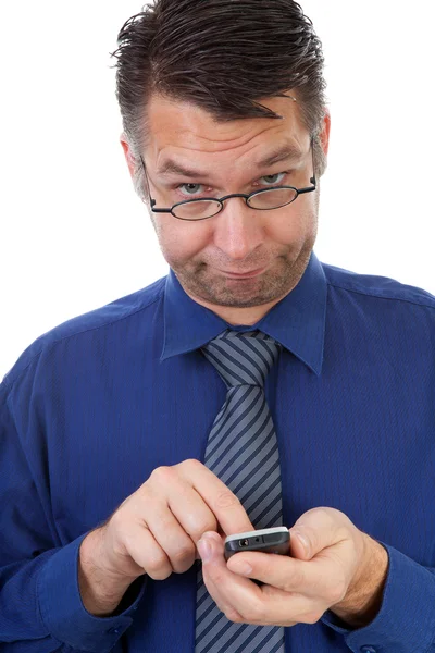 Mužské hloupý geek nechápe nic ze svého telefonu — Stock fotografie