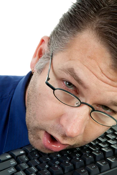 Mužské hloupý geek usnout na klávesnici — Stock fotografie