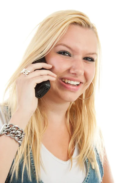 Mladá blondýnka volá na telefonu — Stock fotografie