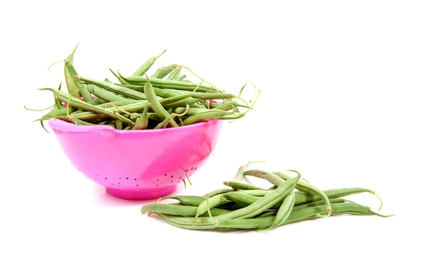 長い豆とピンクのザル — ストック写真