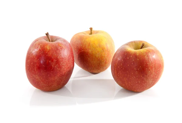 Tres manzanas rojas sobre fondo blanco — Foto de Stock