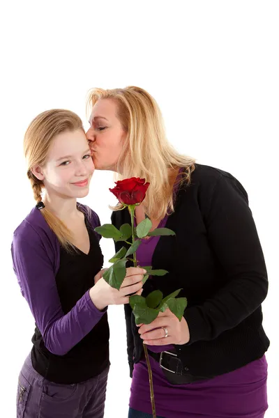 Νεαρό κορίτσι δίνει rose, μητέρα — Φωτογραφία Αρχείου