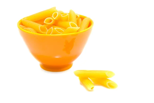 Una ciotola gialla con pasta — Foto Stock
